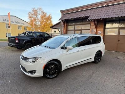 Weiß Gebraucht 2017 Chrysler Pacifica Limited Van / Kleinbus | 27.900 €