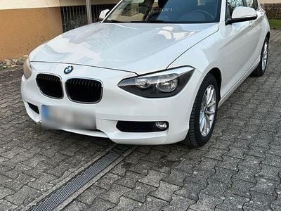 Gebraucht BMW 114 Sport Line 102 PS (75 kW) 2015 Weiß Kleinwagen
