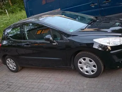 Gebraucht Peugeot 308 95 PS (69 kW) 2010 Schwarz Limousine