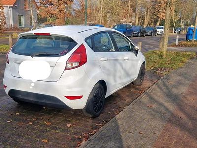 Weiß Gebraucht 2015 Ford Fiesta Kleinwagen | 6.000 € (Etwas zu teuer)