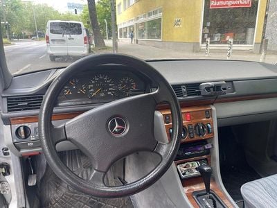 Gebraucht Mercedes E230 132 PS (97 kW) 1991 Silber Limousine