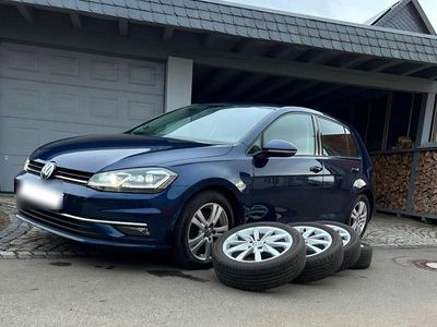 Gebraucht VW Golf VII Highline 125 PS (91 kW) 2018 Blau Limousine