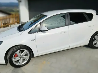 Używany Opel Astra 110 KM (80 kW) 2015 Biały Sedan/Limuzyna