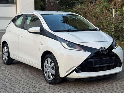 Second-hand Toyota Aygo X-play 69 CP (50 kW) 2015 Alb Hatchback