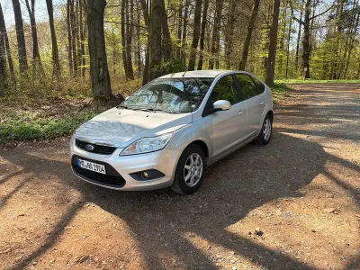 Gebraucht Ford Focus 100 PS (73 kW) 2010 Silber Limousine