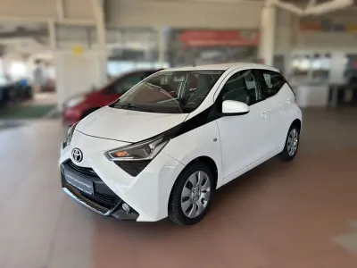 Second-hand Toyota Aygo X-play 72 CP (52 kW) 2020 Alb Hatchback