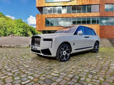 Neu Rolls Royce Cullinan 544 PS (400 kW) 2026 Crystal over selby grey SUV