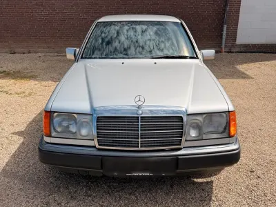 Gebraucht Mercedes 200 72 PS (52 kW) 1992 Silber Limousine