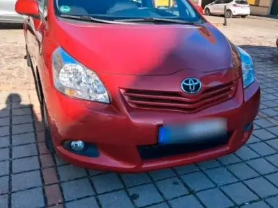 Gebraucht Toyota Verso 126 PS (92 kW) 2009 Rot Van / Kleinbus
