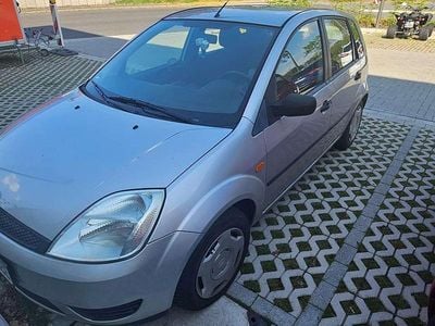 Używany Ford Fiesta Ambiente 60 KM (44 kW) 2005 Srebrny Hatchback