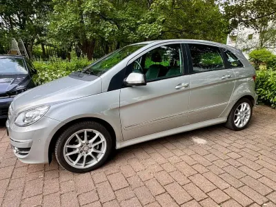 Gebraucht Mercedes B180 116 PS (85 kW) 2010 Silber Van / Kleinbus