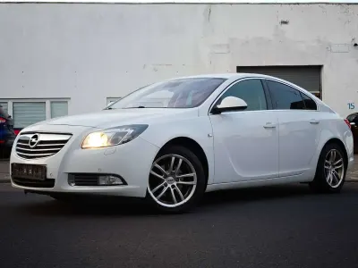 Gebraucht Opel Insignia Active 131 PS (96 kW) 2013 Schneeweiss/summitwhite/arctic Limousine