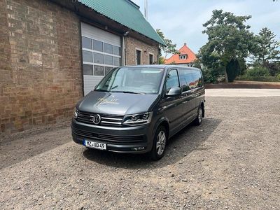 Grau Gebraucht 2017 VW Caravelle Van / Kleinbus | 37.000 € (Fairer Preis)