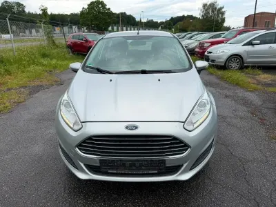 Gebraucht Ford Fiesta Titanium 82 PS (60 kW) 2015 Silber Kleinwagen