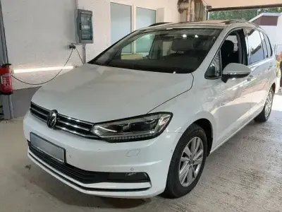 Gebraucht VW Touran 150 PS (110 kW) 2022 Weiß Van / Kleinbus