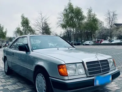 Gebraucht Mercedes 220 150 PS (110 kW) 1993 Silber Coupé