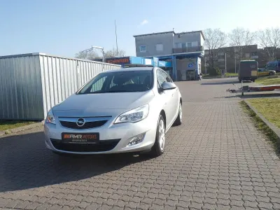 Używany Opel Astra 140 KM (102 kW) 2011 Srebrny Sedan/Limuzyna