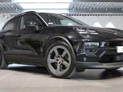 Second-hand Porsche Macan 4 Electric 300 kW (408 CP) 2025 Negru SUV