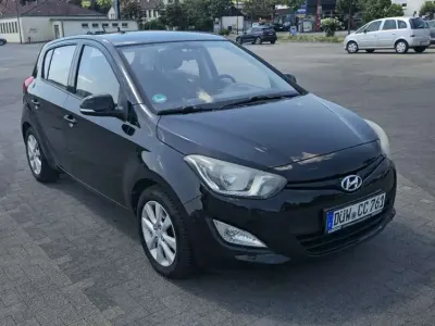 Gebraucht Hyundai i20 Edition 86 PS (63 kW) 2013 Schwarz Kleinwagen