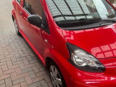 Rot Gebraucht 2009 Toyota Aygo City Kleinwagen | 2.285 € (Fairer Preis)