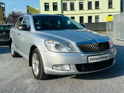 Gebraucht Skoda Octavia Family 105 PS (77 kW) 2012 Brilliantsilber metallic Kombi