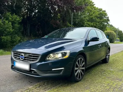 Gebraucht Volvo V60 163 PS (119 kW) 2014 Blau Kombi
