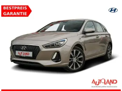 Gebraucht Hyundai i30 Trend 140 PS (102 kW) 2017 White sand metallic (metallic) Limousine