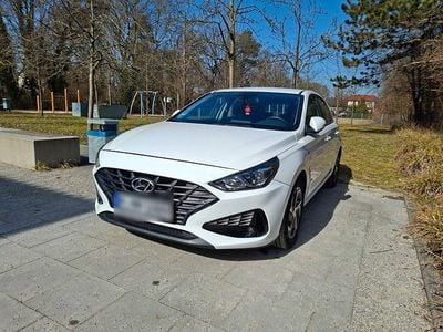 Gebraucht Hyundai i30 Select 120 PS (88 kW) 2022 Weiß Limousine
