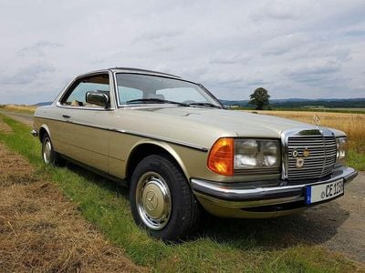 Gebraucht Mercedes 230 136 PS (100 kW) 1982 Grün Coupé