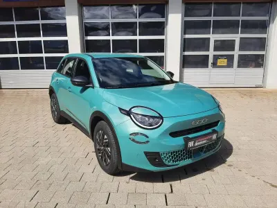 Neu Fiat 600E Business 114 kW (156 PS) 2026 Blau Limousine