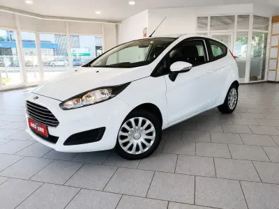 Gebraucht Ford Fiesta Trend 101 PS (74 kW) 2015 Weiß Kleinwagen
