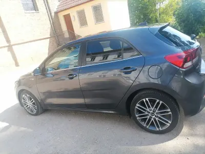 Gebraucht Kia Rio 120 PS (88 kW) 2017 Grau Kleinwagen
