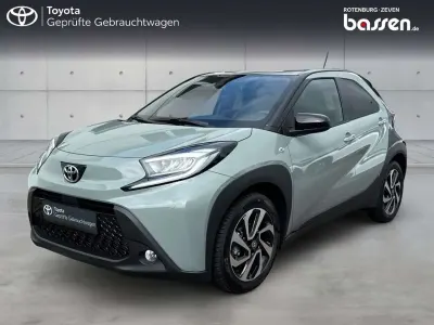 Neu Toyota Aygo X 72 PS (52 kW) 2025 Urban khaki / black SUV
