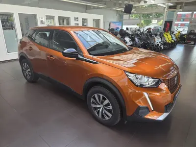 Gebraucht Peugeot e-2008 Active 100 kW (136 PS) 2022 Orange SUV