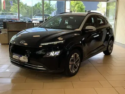 Gebraucht Hyundai Kona Trend 100 kW (136 PS) 2022 Schwarz phantom black / chalk white ro / (metallic) SUV
