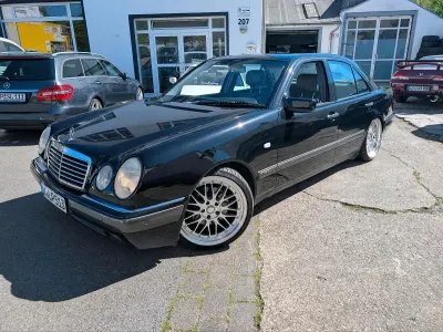 Gebraucht Mercedes E280 Elegance 204 PS (150 kW) 1999 Schwarz Limousine