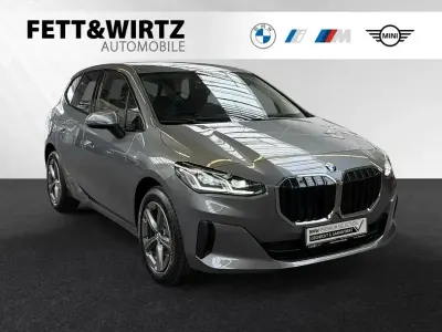 Gebraucht BMW 220 Active Tourer Sport Line 163 PS (119 kW) 2025 Silber Van / Kleinbus