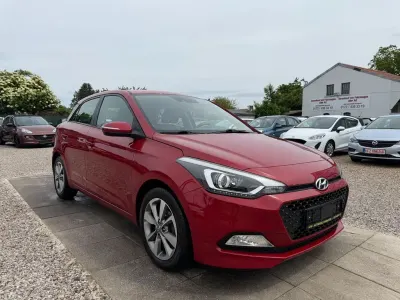 Gebraucht Hyundai i20 Sport 84 PS (61 kW) 2015 Red passion / mic Limousine