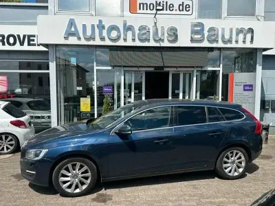 Gebraucht Volvo V60 Momentum 181 PS (133 kW) 2015 Blau Kombi