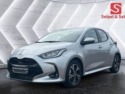 Silber Neu 2025 Toyota Yaris Hybrid Limousine | 27.890 € (Etwas zu teuer)