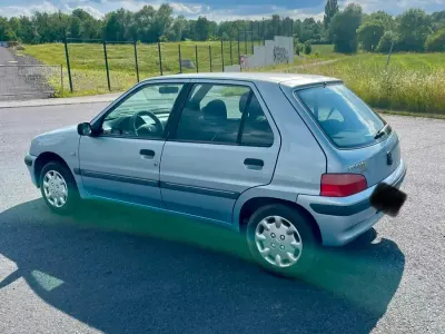 Gebraucht Peugeot 106 60 PS (44 kW) 2001 Silber Kleinwagen