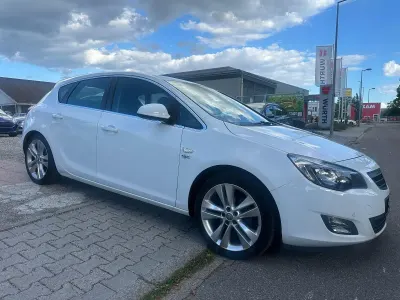 Gebraucht Opel Astra Sport 140 PS (102 kW) 2010 Weiß Limousine