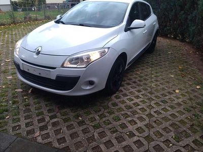 Weiß Gebraucht 2011 Renault Mégane Limousine | 2.800 €