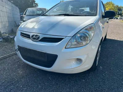 Gebraucht Hyundai i20 77 PS (56 kW) 2011 Weiß Kleinwagen