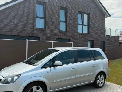 Gebraucht Opel Zafira 110 PS (80 kW) 2011 Silber Van / Kleinbus
