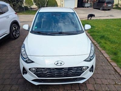 Gebraucht Hyundai i10 Trend 84 PS (61 kW) 2022 Weiß Kleinwagen