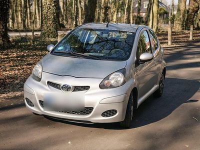 Gebraucht Toyota Aygo 68 PS (50 kW) 2010 Silber Kleinwagen