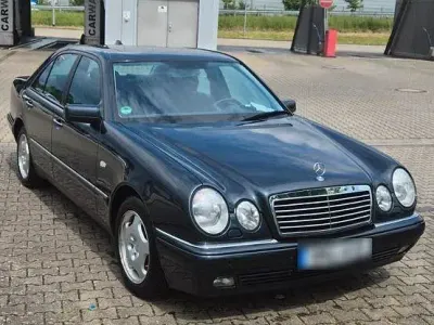 Gebraucht Mercedes E280 Avantgarde 204 PS (150 kW) 1999 Schwarz Limousine