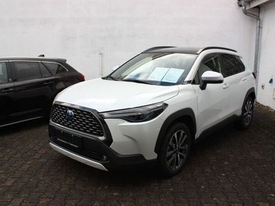 Gebraucht Toyota Corolla Cross Premium 197 PS (144 kW) 2023 089/2ps1 platinumweiß perleffe SUV