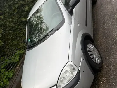 Używany Opel Corsa 58 KM (42 kW) 2002 Srebrny Hatchback